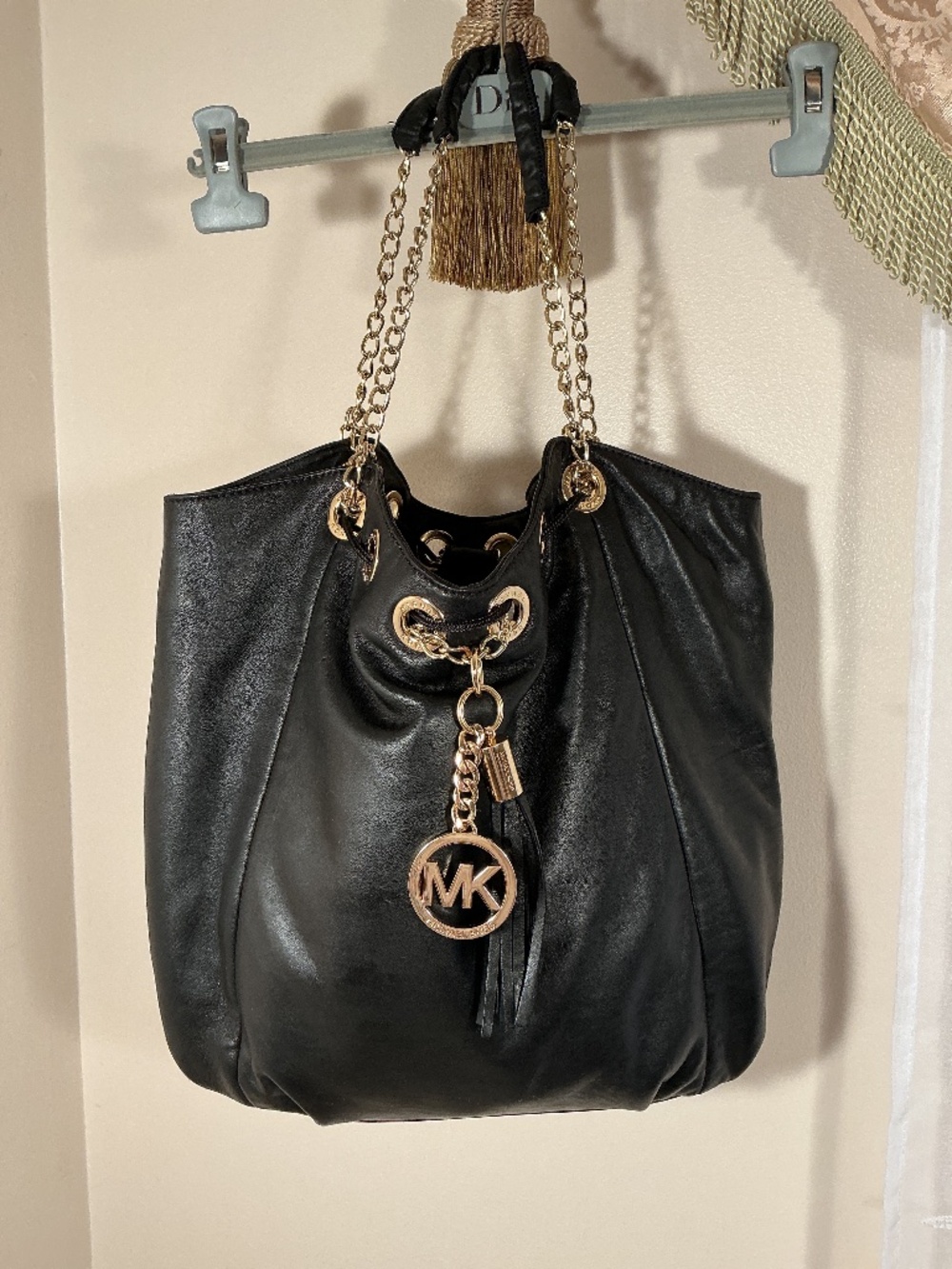 Michael Kors Black Leather Chain Strap Slouch Tote Bag Gold MK Charm